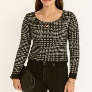 Ava couture fuzzy tie back pullover sweater ❤️